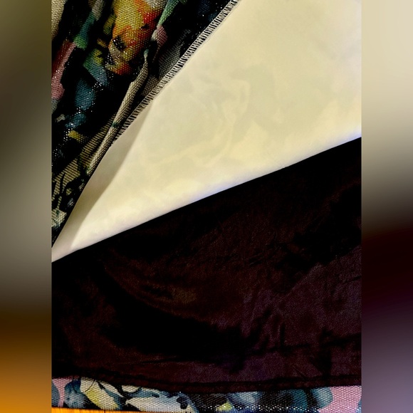 Elegant and Interesting Sharrone evening dress with 3/4 length sleeves - Picture 4 of 11